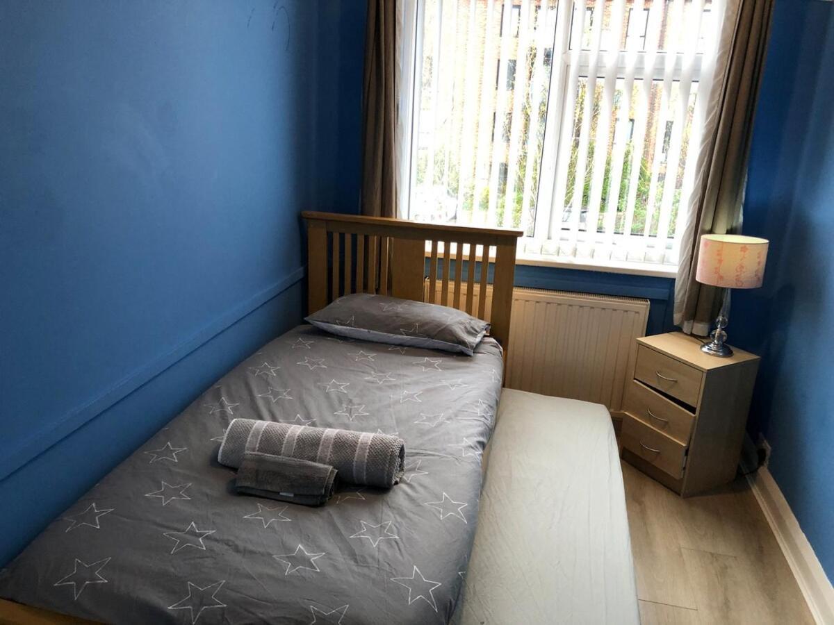 Holiday home Cozy Little House 3 Minutes From Brunswick Train Liverpool